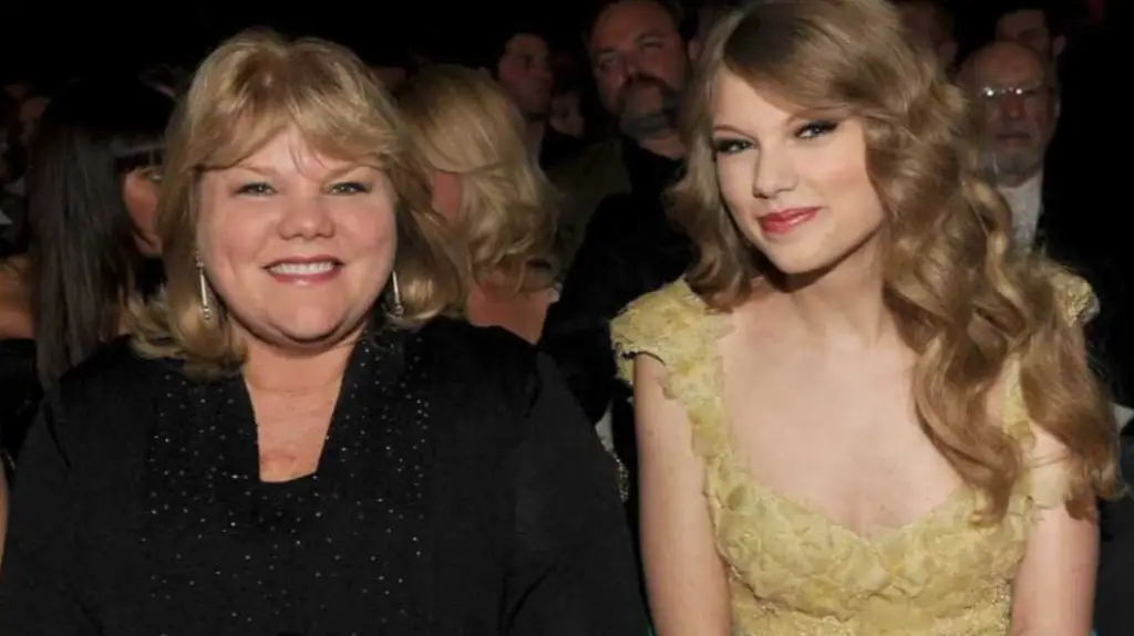 Taylor Swift with her Mother Andrea (PC: Getty Images)